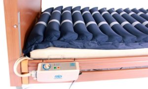 Anti-decubitus mattress with compressor