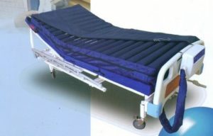 Anti-decubitus mattress with compressor