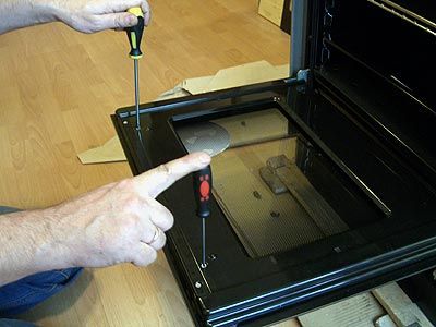 Unscrew the oven glass fasteners