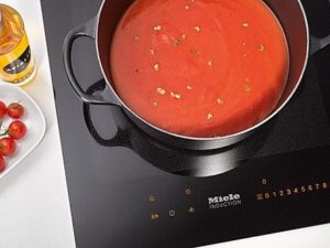 Tomato sauce boils on the hob