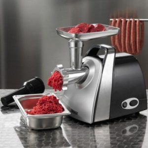 Preparation of minced meat using a meat grinder