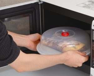 Using special plastic containers with a closed lid when heating food