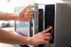 Selecting a mode for boiling water in the microwave