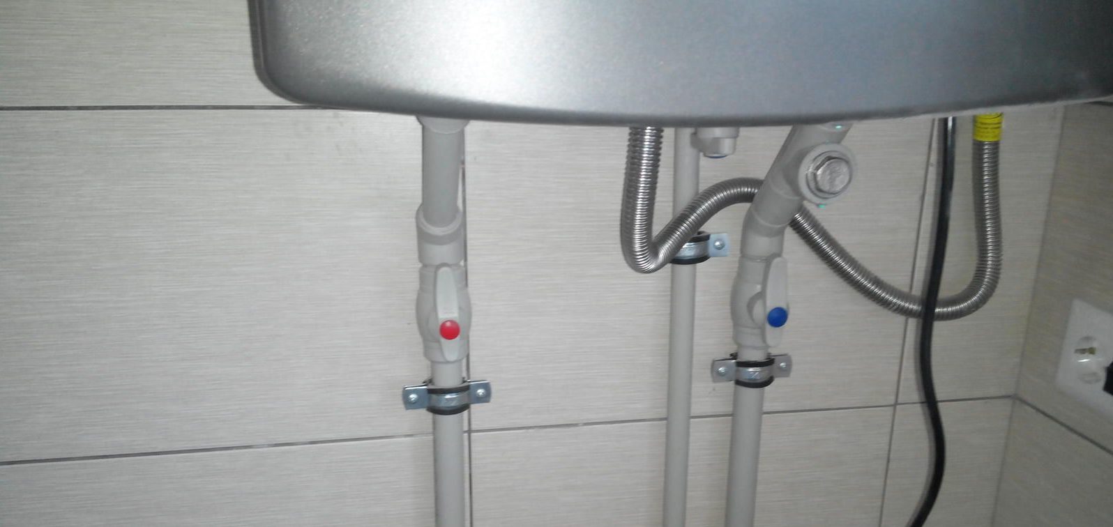 A single-circuit boiler heats up, but the batteries do not heat up