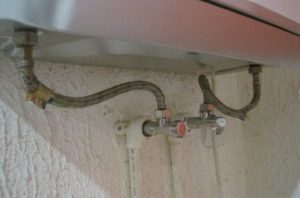 What to do if the water heater is leaking
