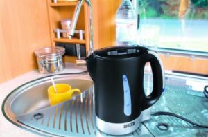 Preventing scale formation in a kettle