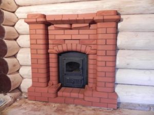 Installation of a furnace with a remote firebox
