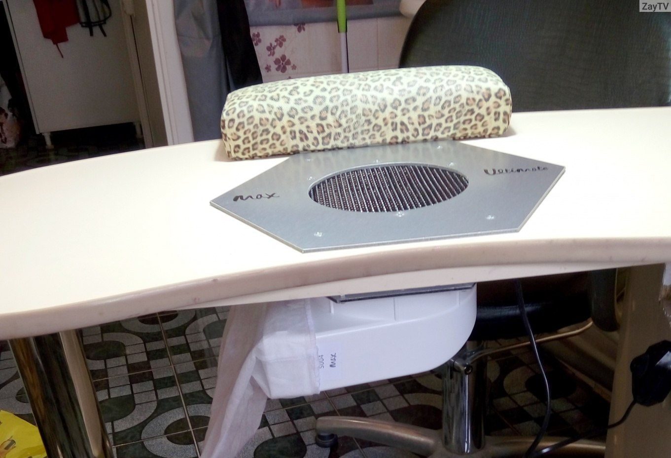 Built-in vacuum cleaner for manicure