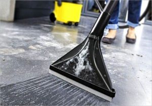 Washing vacuum cleaner for laminate flooring