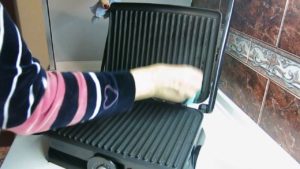 wash the electric grill