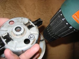Disassembling the vacuum cleaner motor