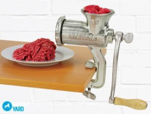how does a meat grinder work