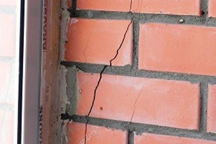 How to cover the cracks in the stove between the bricks.