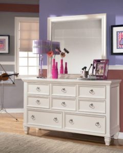 The role of the chest of drawers in the interior.
