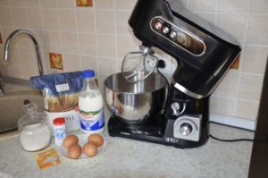 With a planetary mixer it is easy to knead the dough.
