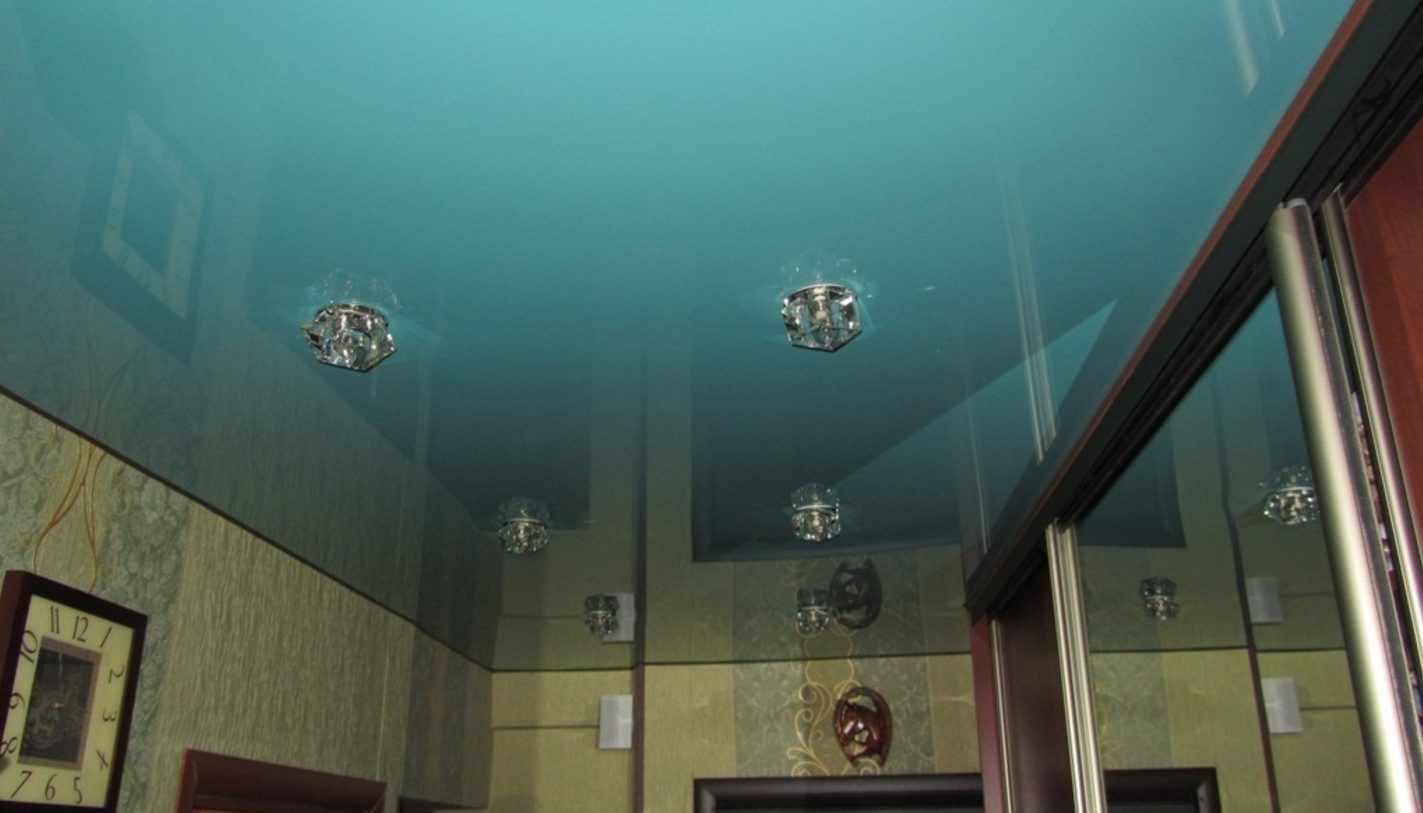 Stretch ceiling and wardrobe