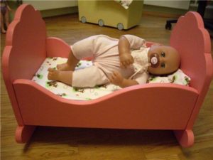 DIY crib for a doll - safe and interesting.