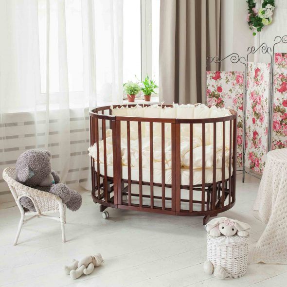 Pendulum crib in the interior.