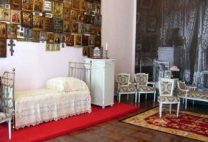 Is it possible to hang icons above the bed?