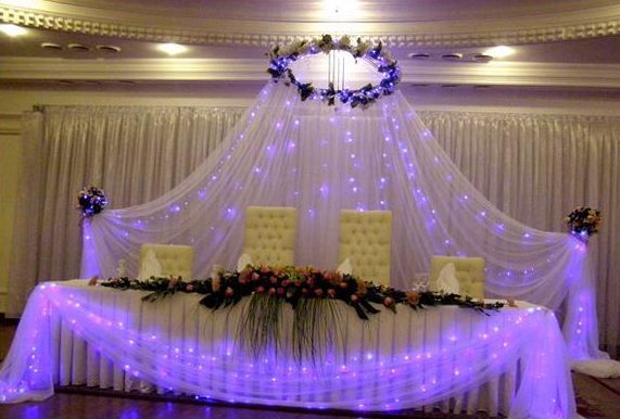 Decorating a wedding table with fabrics.