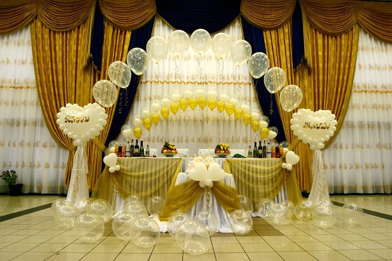 Wedding table decoration with balloons.