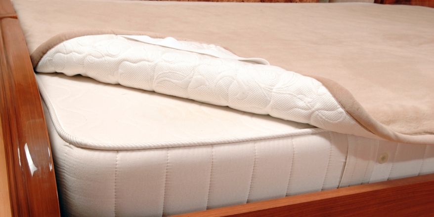 Orthopedic mattress in the bed.