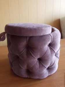 Pouf with carriage tie