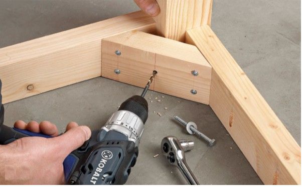 Methods for attaching legs to a table.