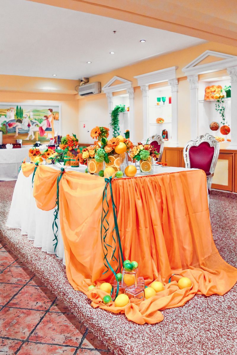 Decorating the wedding table with fruits.