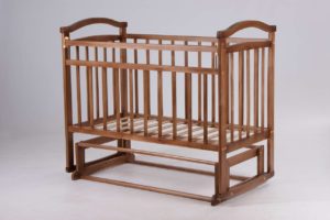 crib with pendulum