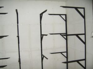 assembly of shelves from metal structures