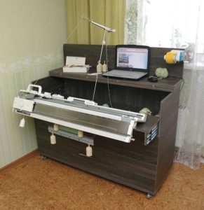 assembling a table for a knitting machine