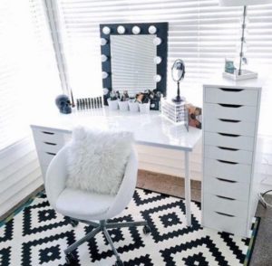 Tips for choosing a makeup artist mirror
