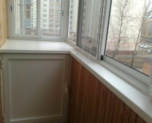 Stand on the balcony yourself