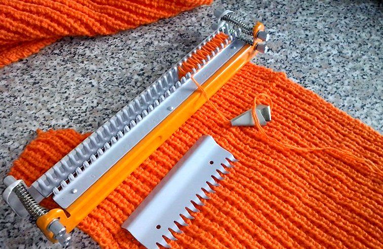 Knitting on a knitting machine