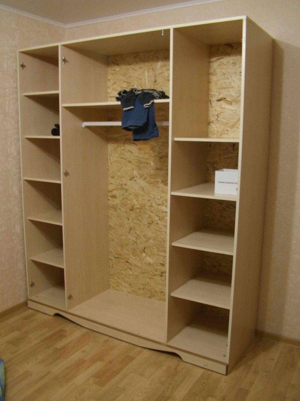 It is the back wall that gives the furniture the necessary hardness and stability. Gone are the days when cabinet furniture was made from solid wood.