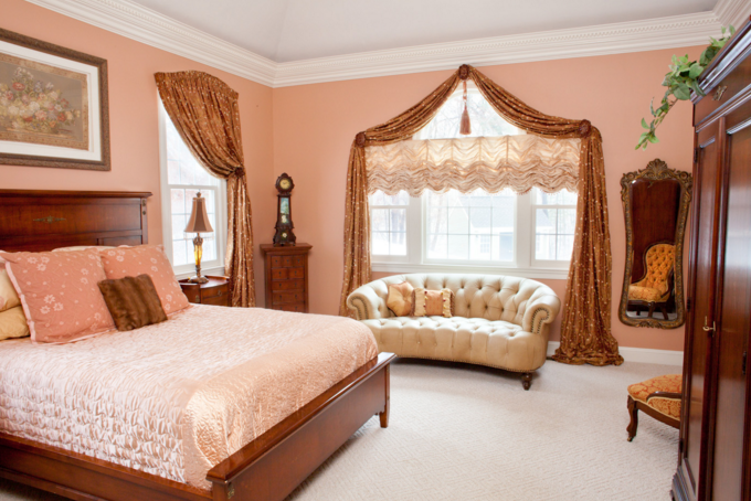 French version of short curtains.