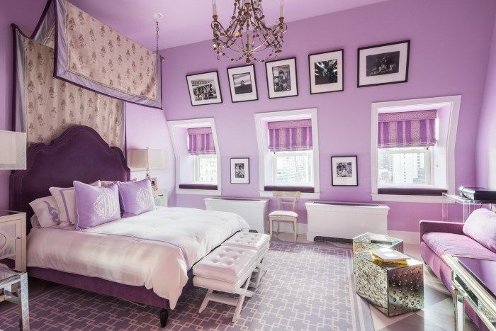 Bedroom decor in lilac tones.