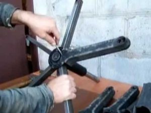 How to remove a gas lift from a plastic base