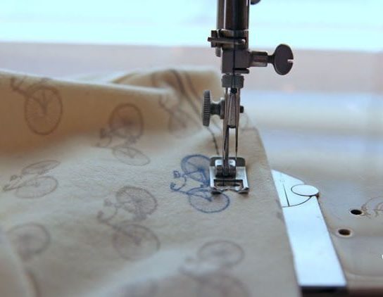 Features of working with a double sewing needle.