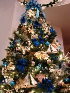 How to choose a Christmas tree in blue and silver tones