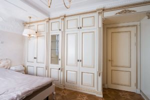 Moldings in the bedroom interior