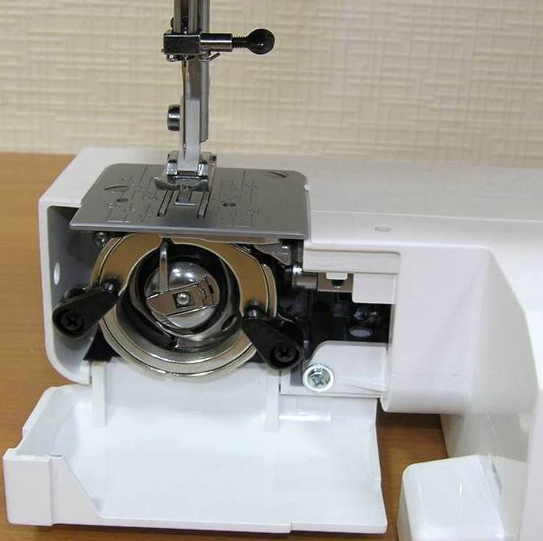 Machines with an oscillating shuttle are suitable for inexperienced seamstresses.