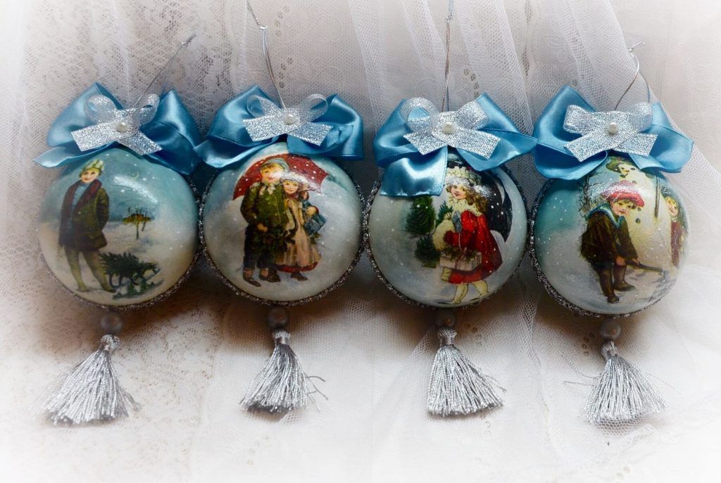 DIY balls with photos for the Christmas tree