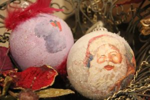 DIY balls with photos for the Christmas tree