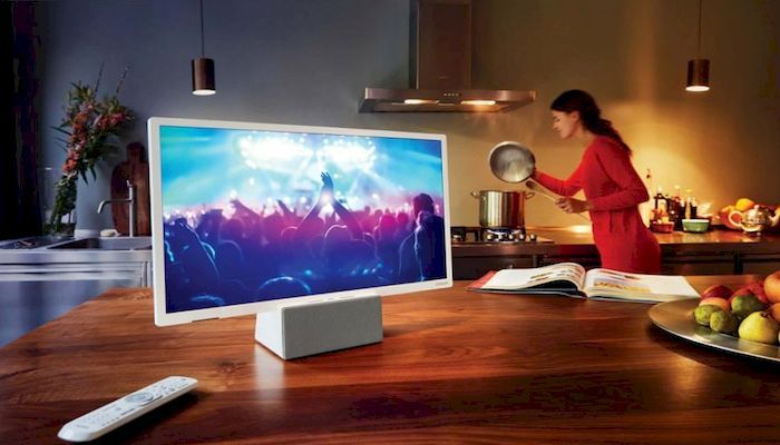 How much electricity does a TV consume per hour?