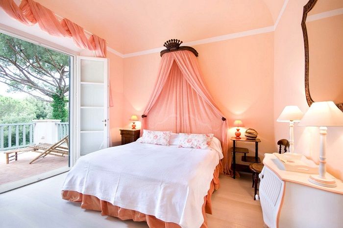 Bedroom in peach tones