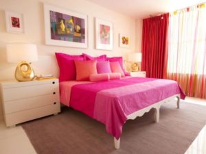 Bedroom in pink tones.