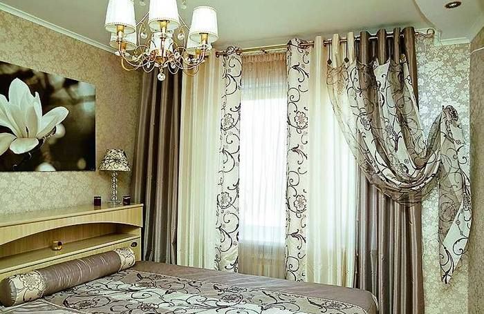 Curtains in the bedroom