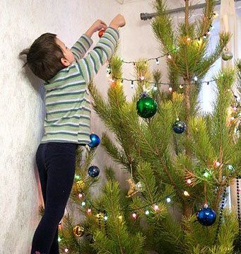 How to decorate a Christmas tree with a garland